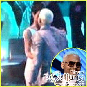 Rihanna & Chris Brown Hug at MTV VMAs 2012!
