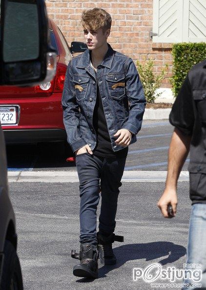 Justin Bieber Out For Lunch In Calabasas