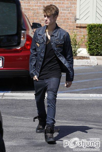 Justin Bieber Out For Lunch In Calabasas