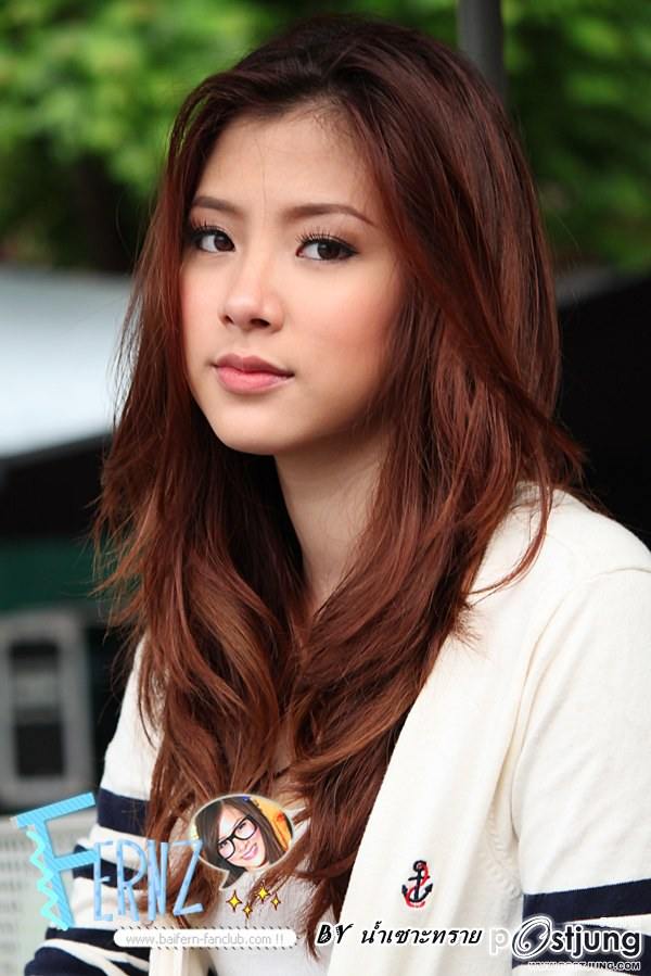 ใบเฟิร์น พิมพ์ชนก ใบเฟิร์น กองถ่ายลูกไม้หลากสี