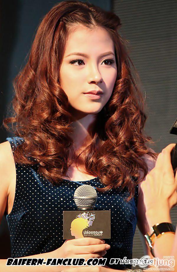 ใบเฟิร์น พิมพ์ชนก ใบเฟิร์น กองถ่ายลูกไม้หลากสี