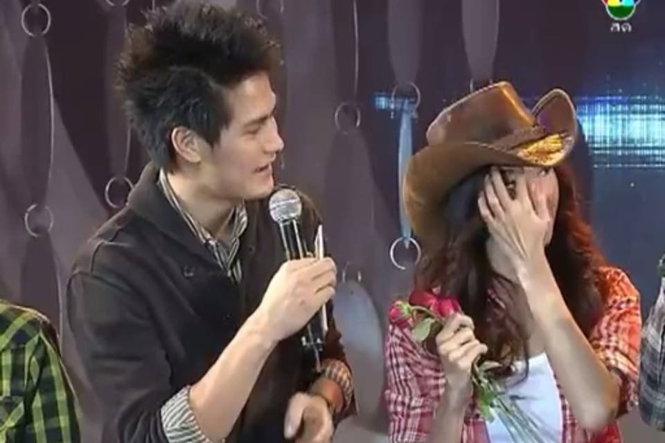 ยุ้ย จีรนันท์เขิลอายอะไรไม่รู้บน 7สีคอนเสิร์ต555