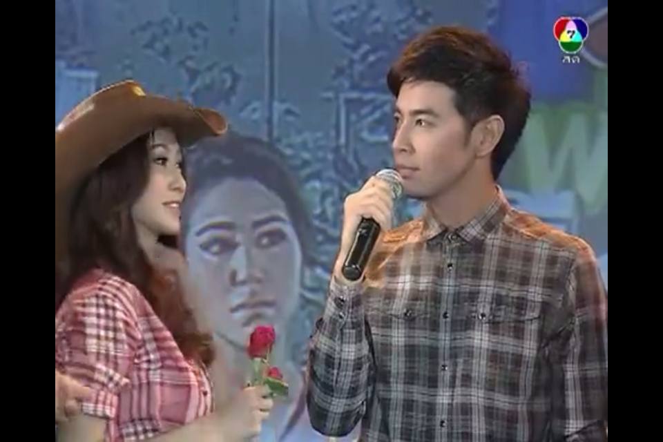 ยุ้ย จีรนันท์เขิลอายอะไรไม่รู้บน 7สีคอนเสิร์ต555