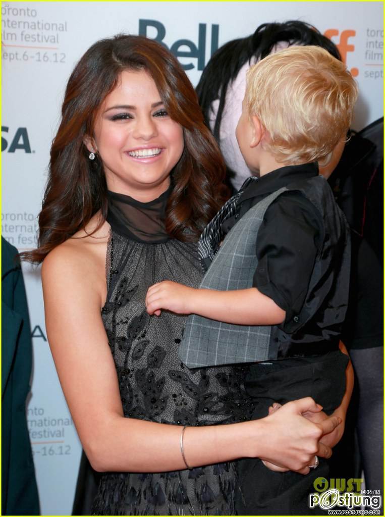 Selena Gomez: 'Hotel Transylvania' Premiere with Justin Bieber's Siblings!