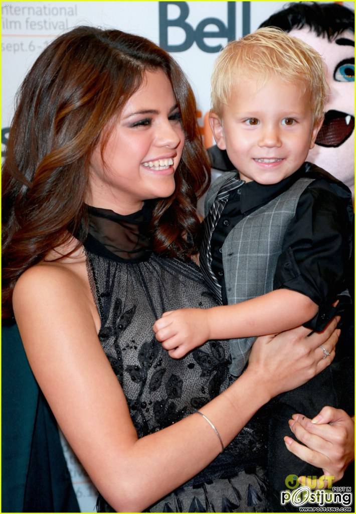Selena Gomez: 'Hotel Transylvania' Premiere with Justin Bieber's Siblings!