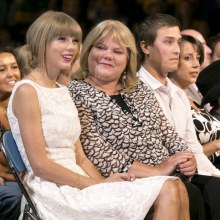 Taylor Swift: Canadian Country Music Awards!