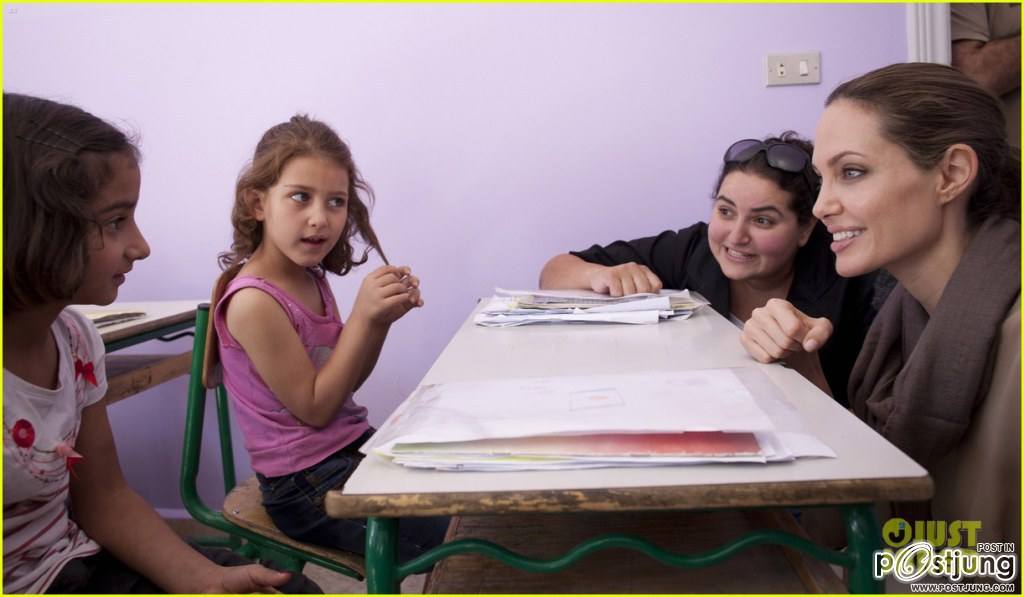 Angelina Jolie ยังคงปฏิบัติหน้าที่คนงาม ออกเยี่ยมเด็กๆผู้ลี้ภัยที่ค่ายเลบานอน