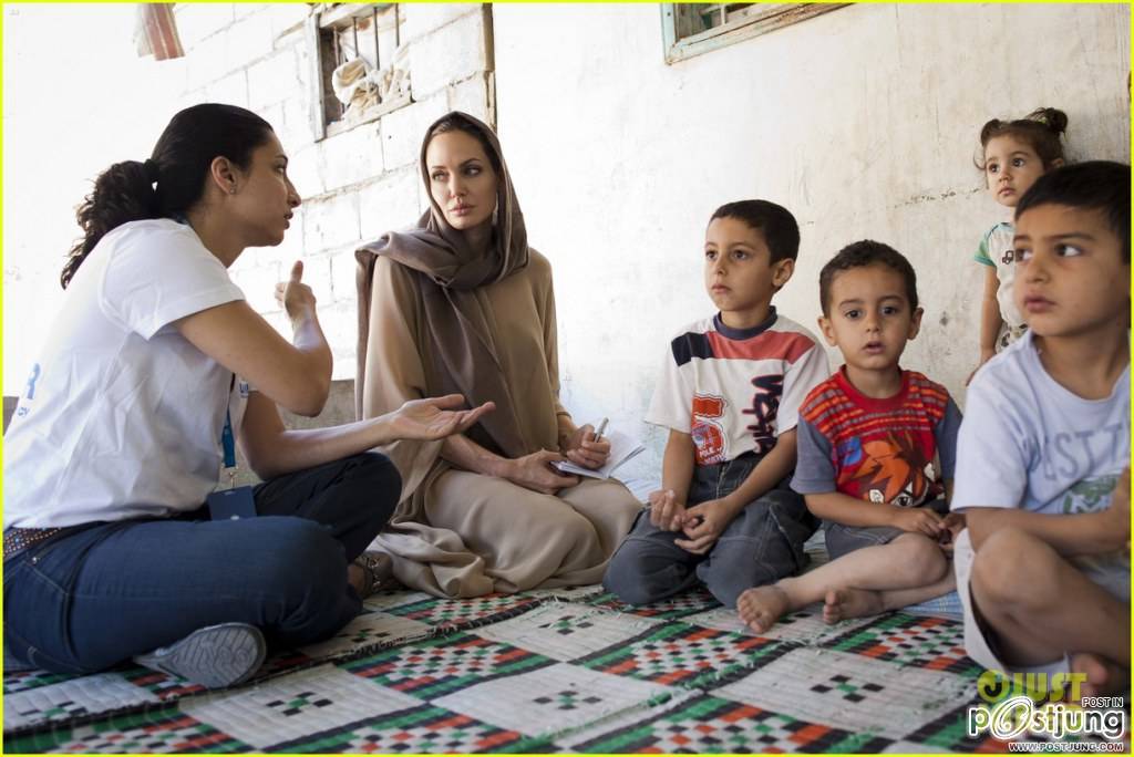 Angelina Jolie ยังคงปฏิบัติหน้าที่คนงาม ออกเยี่ยมเด็กๆผู้ลี้ภัยที่ค่ายเลบานอน