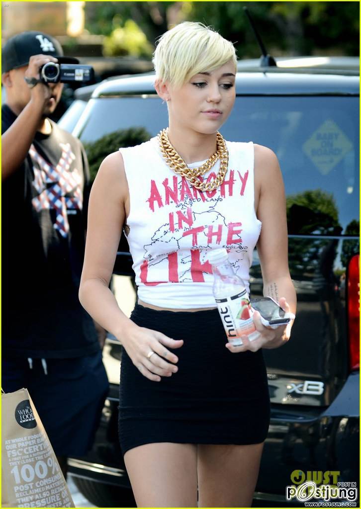 Miley Cyrus & Liam Hemsworth: Whole Foods Couple