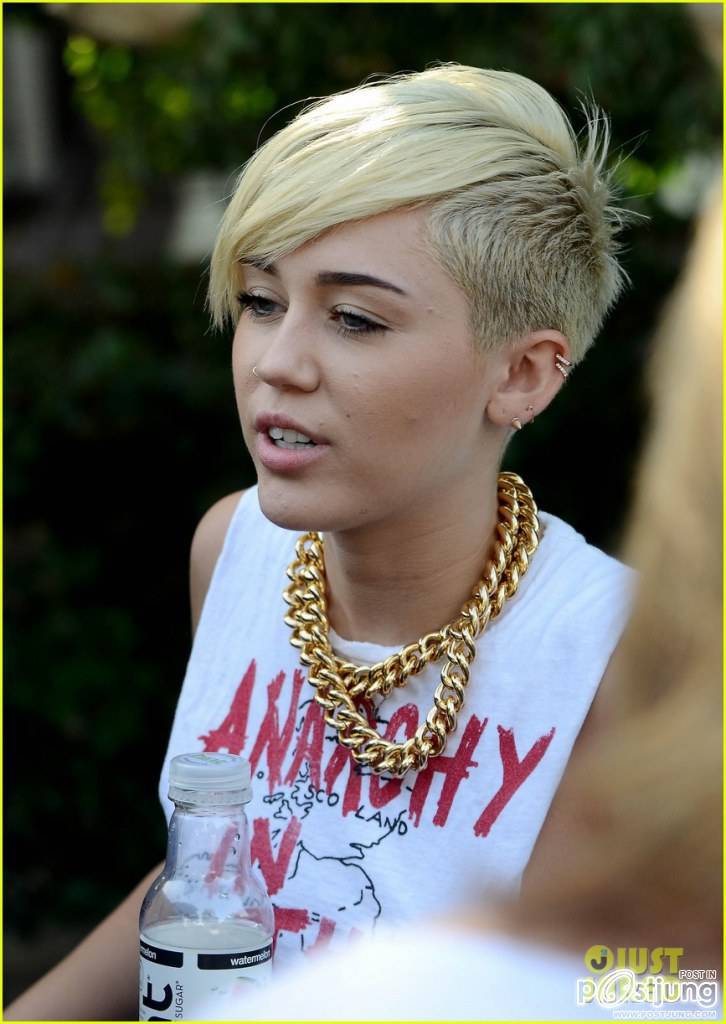 Miley Cyrus & Liam Hemsworth: Whole Foods Couple