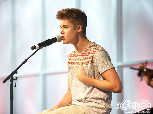 ภาพล่าสุดของ Justin Bieber หล่อๆใสๆ แวะไปเปิดคอนเสิร์ตเล็กๆที่สนามบินแฟรงเฟิร์ท เยอรมัน !!