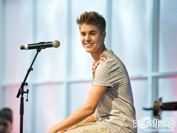 ภาพล่าสุดของ Justin Bieber หล่อๆใสๆ แวะไปเปิดคอนเสิร์ตเล็กๆที่สนามบินแฟรงเฟิร์ท เยอรมัน !!
