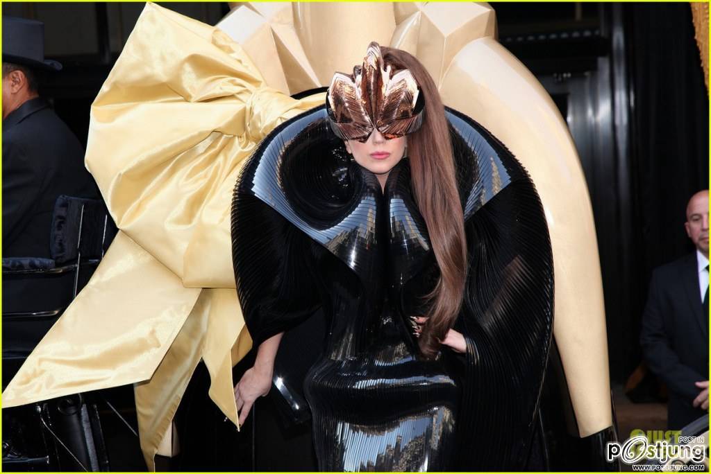 Lady Gaga ที่ Macy's กับงานเปิดตัวน้ำหอม Fame Fragrance Launch!...ขวาสุดคือรอยสักใหม่ตรงท้ายทอยของเธ