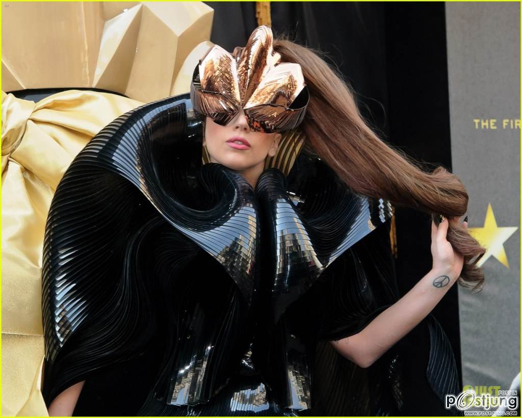 Lady Gaga ที่ Macy's กับงานเปิดตัวน้ำหอม Fame Fragrance Launch!...ขวาสุดคือรอยสักใหม่ตรงท้ายทอยของเธ