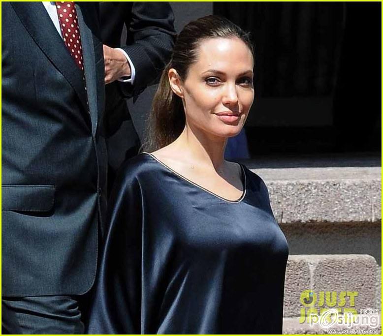 ภาพล่าสุดของ Angelina Jolie ที่ตุรกี ขณะปฏิบัติภารกิจนางงามออกงานและเยี่ยมแคมป์ผู้ลี้ภัย