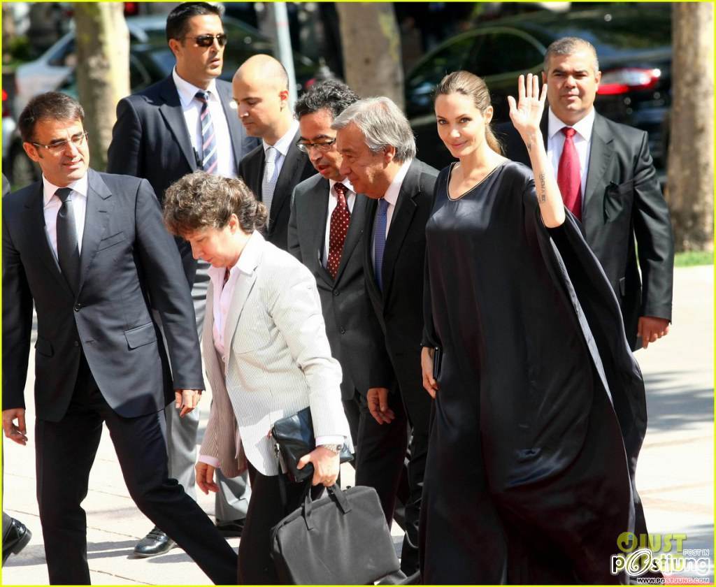 ภาพล่าสุดของ Angelina Jolie ที่ตุรกี ขณะปฏิบัติภารกิจนางงามออกงานและเยี่ยมแคมป์ผู้ลี้ภัย