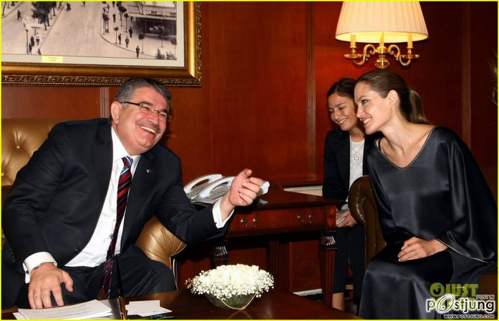 ภาพล่าสุดของ Angelina Jolie ที่ตุรกี ขณะปฏิบัติภารกิจนางงามออกงานและเยี่ยมแคมป์ผู้ลี้ภัย