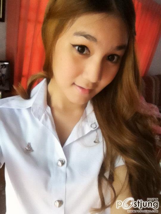 ดาราในชุดนักศึกษา