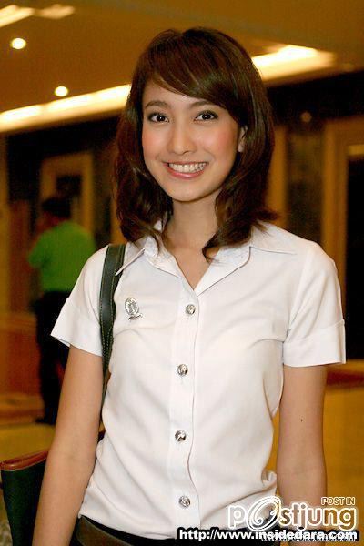 ดาราในชุดนักศึกษา