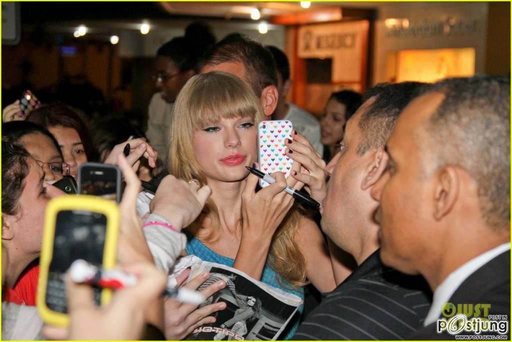Taylor Swift Loves Her Fans!