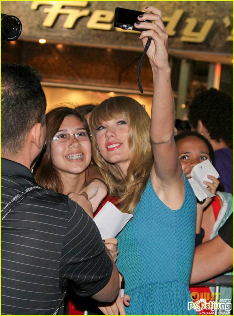 Taylor Swift Loves Her Fans!