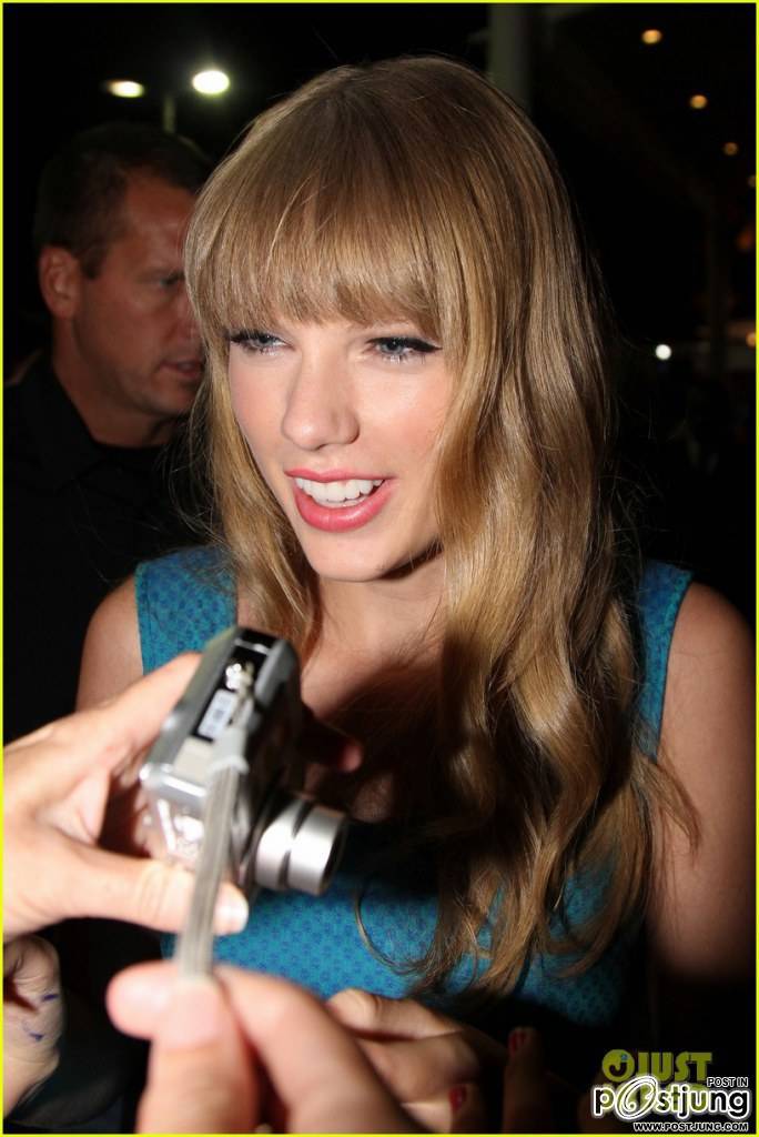 Taylor Swift Loves Her Fans!