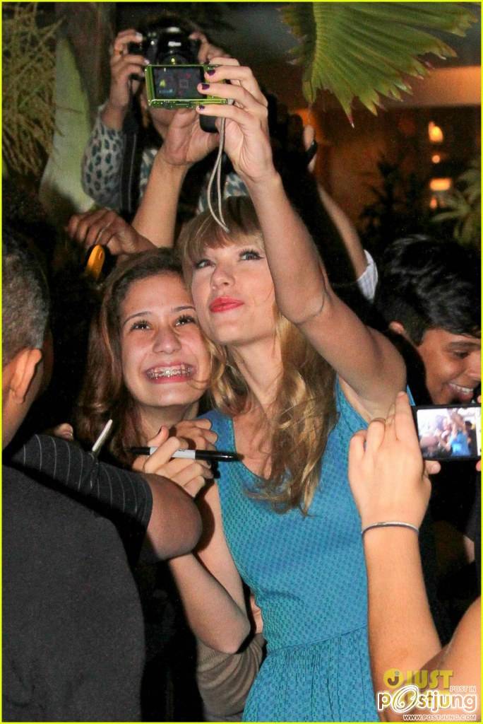 Taylor Swift Loves Her Fans!