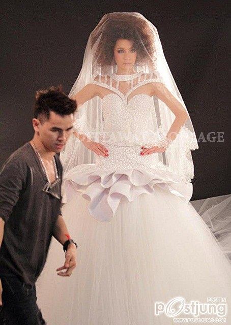 พี่บี"น้้าทิพย์ ถ่ายแฟชั่นชุดสวยๆ จากห้องเสื้อ DITTAWAT MOULAGE