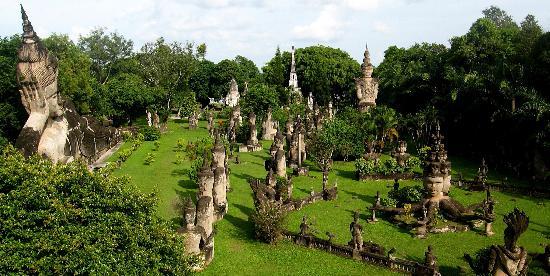 ออกนอกเมืองไปไกลมากๆก็เจอ Vientiane Buddha Park