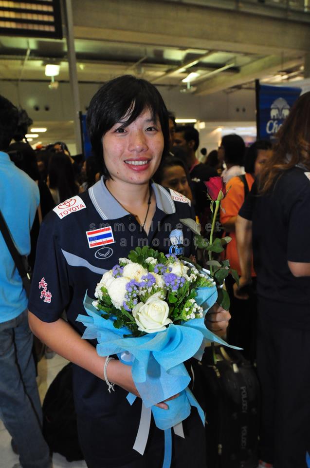 [PIC] วอลเล่ย์บอลสาวไทยกลับถึงเมืองไทยแล้ว