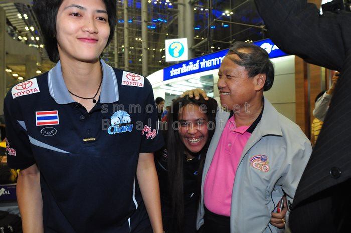 [PIC] วอลเล่ย์บอลสาวไทยกลับถึงเมืองไทยแล้ว