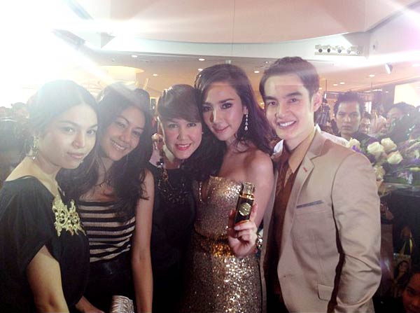 อั้ม พัชราภา สุดปลื้ม!! แฟนคลับทำเซอร์ไพรส์ในงานเปิดตัวน้ำหอม