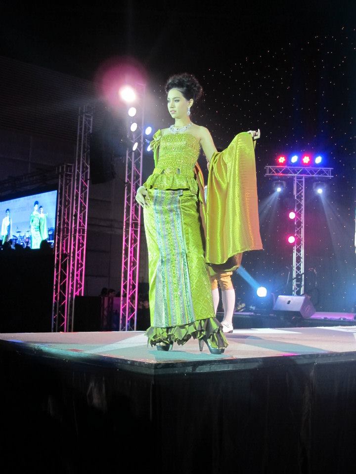 งานมัดหมี่ไหมไทย..สายใยชนบท