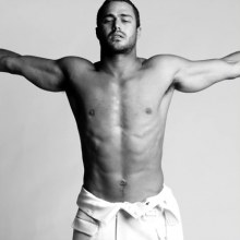 Holy Shmoly, it’s Taylor Kinney