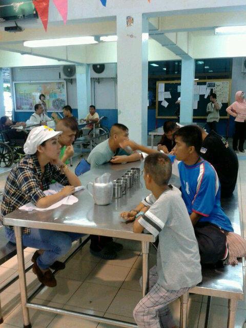 กิ๊ฟซ่า บำเพ็ญประโยชน์ช่วยคนพิการ น่ารักจ้า