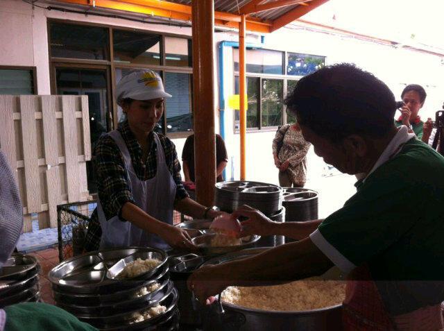 กิ๊ฟซ่า บำเพ็ญประโยชน์ช่วยคนพิการ น่ารักจ้า