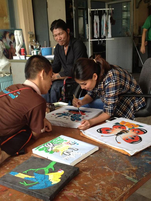 กิ๊ฟซ่า บำเพ็ญประโยชน์ช่วยคนพิการ น่ารักจ้า