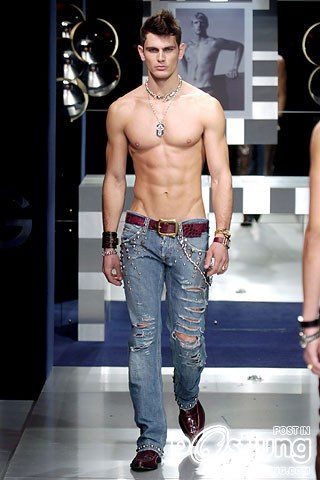 แฟชั่นโชว์ D&G กางเกงยีนส์ผู้ชายเอวต่ำ(ยังต่ำได้อีก)