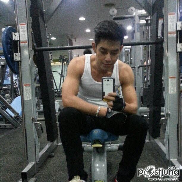 "อาร์ต-พศุตม์ บานแย้ม"@IG