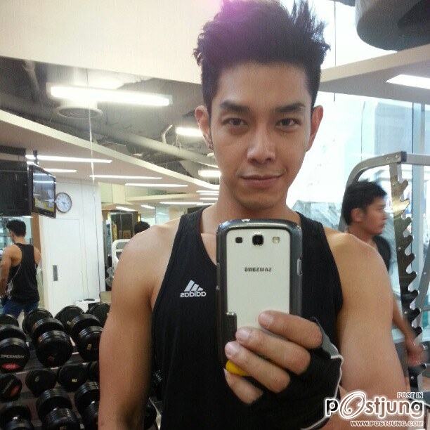 "อาร์ต-พศุตม์ บานแย้ม"@IG