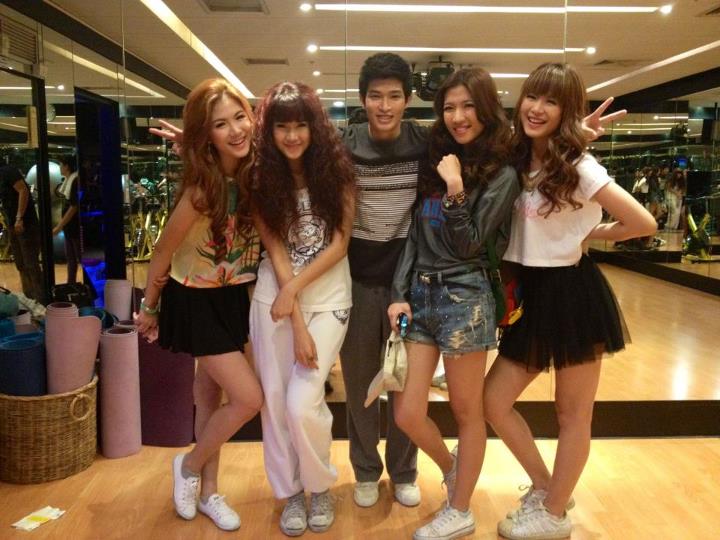 4 สาวขายาววง  Olives  ควง ตูมตาม ร่วม feat เพลงใหม่  'แพ้คนขี้เหงา'