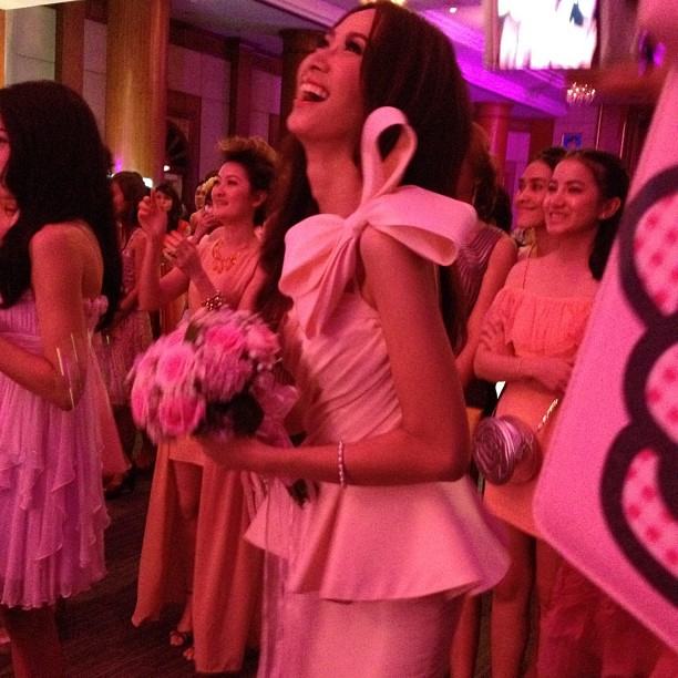 ยุ้ย จีรนันท์ปลื้มได้ช่อดอกไม้ในงานเเต่งเมี่ยง