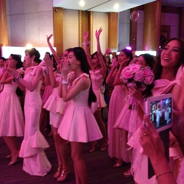 ยุ้ย จีรนันท์ปลื้มได้ช่อดอกไม้ในงานเเต่งเมี่ยง