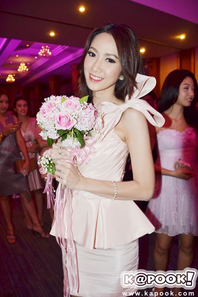 ยุ้ย จีรนันท์ปลื้มได้ช่อดอกไม้ในงานเเต่งเมี่ยง