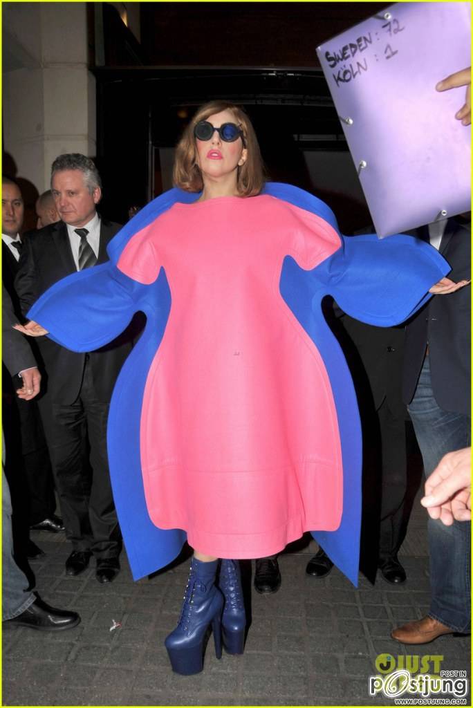 Lady Gaga: Oversized Pink & Blue Dress in France!