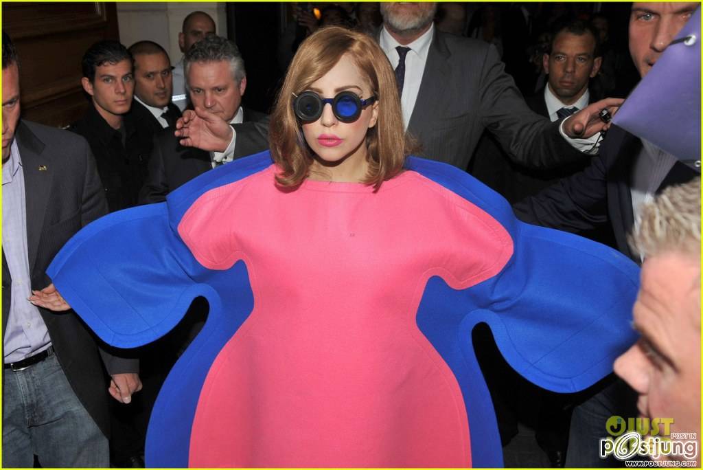 Lady Gaga: Oversized Pink & Blue Dress in France!