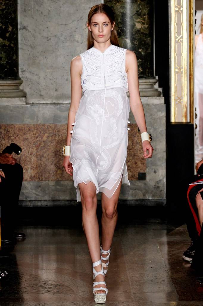 เมื่อตัวอักษรไทย ขึ้นไปอยู่บนรันเวย์ระดับโลก