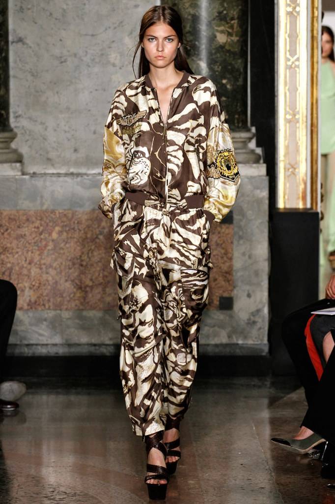 เมื่อตัวอักษรไทย ขึ้นไปอยู่บนรันเวย์ระดับโลก