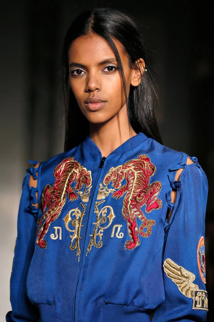 เมื่อตัวอักษรไทย ขึ้นไปอยู่บนรันเวย์ระดับโลก