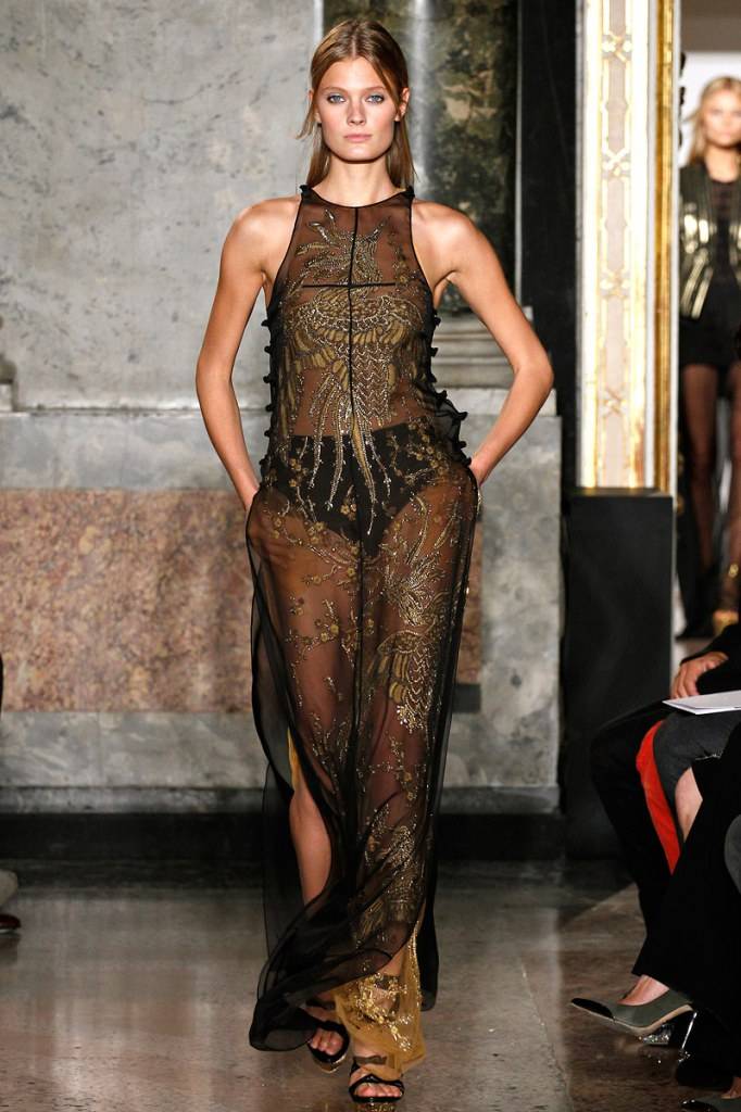 เมื่อตัวอักษรไทย ขึ้นไปอยู่บนรันเวย์ระดับโลก